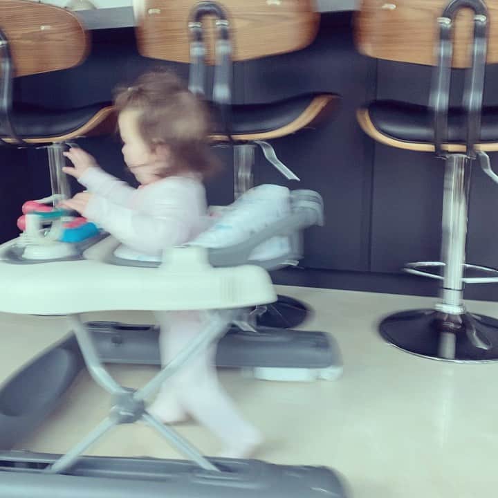 エイミー・ウィラートンのインスタグラム：「When you see yourself first thing in the morning」