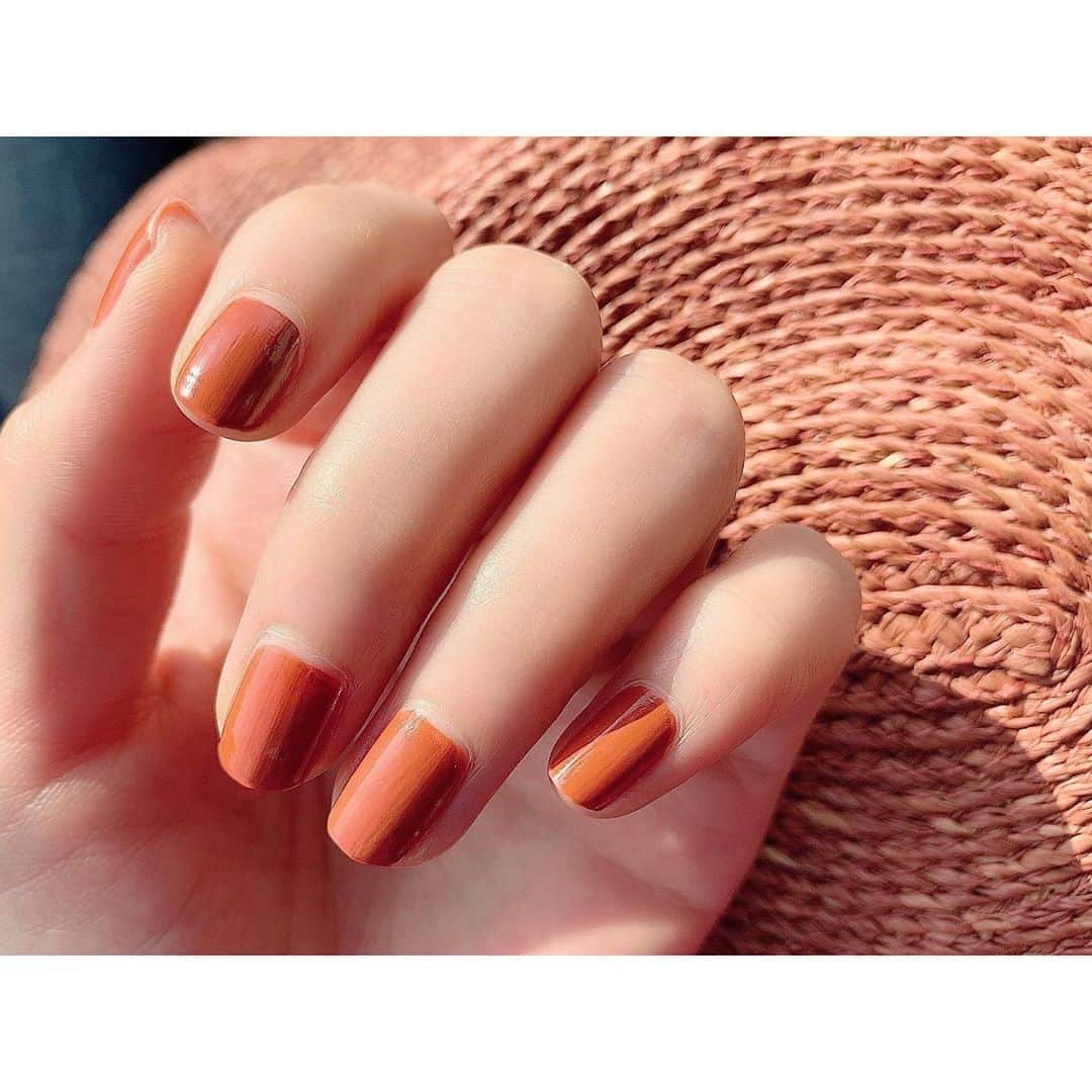 有村実樹さんのインスタグラム写真 - (有村実樹Instagram)「💅﻿ キャンメイク カラフルネイルズ バーントオレンジ🧡﻿ ﻿ 夏だけでなく秋冬でもかわいい柿色😍﻿ ﻿ 写真は2度塗り。﻿ 1度塗りでもしっかり発色します👍﻿ ﻿ ﻿ #ネイル #セルフネイル #柿色 #キャンメイク #プチプラ #オレンジネイル #夏ネイル #秋ネイル #夏 #秋 #美容 #美容好きな人と繋がりたい #コスメ #コスメ好きさんと繋がりたい #美容研究家 #有村実樹 #miki_cosmetics_list #canmake」8月22日 15時02分 - arimura_miki