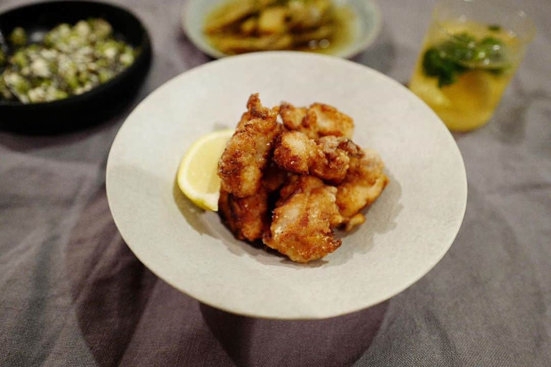 のインスタグラム：「昨夜は唐揚げ✨ 塩麹、にんにく、麺つゆで作りました。2度揚げでカラッとジューシー。鳥もも肉2枚で翌日も食べようと思ったけど、売り切れ！！ 嬉しい🧡 . . . ドリンクは、レモンの酢漬け🍋と炭酸と、ミントの氷。 暑い日は、シュワシュワがいい✨ . . . #みさこクッキング #唐揚げ　#自家製塩麹 #自家製レモンスカッシュ . . . クックパッドダイニングにてクックパッドさんと共同開発したレシピ動画がアップされています✨沢山の料理家さんや、お料理上手な方のスタイリング＆レシピ動画が見れます。 私のもあるので、ぜひご覧ください❤️ ↓  https://cookpad.com/dining/」