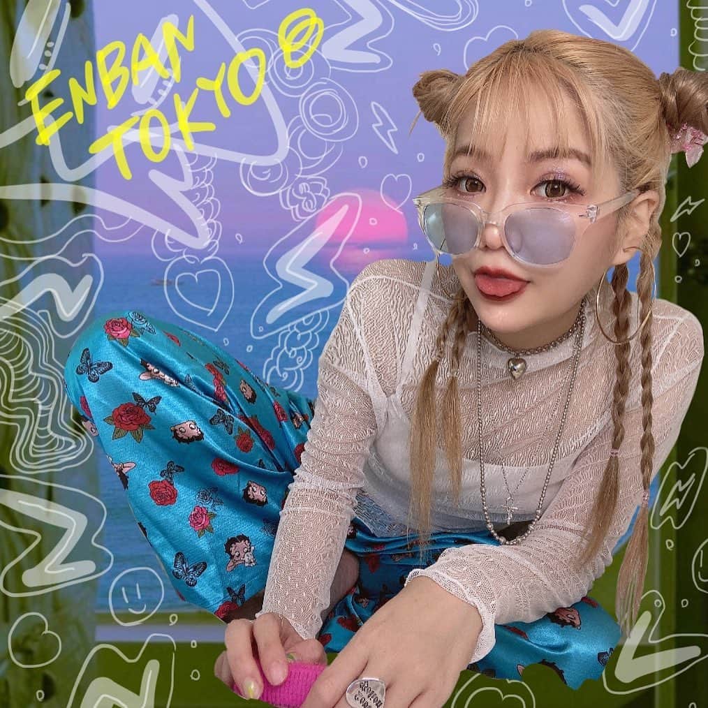 あさちるのインスタグラム：「@enban.tokyo からコスメが発売された🤍🎾💛💚 1個でフルメイクが完成できちゃうマルチグリッターだよ。 偏光パールが角度によって表情を彩る全8色。簡単ひと塗りで存在感のあるメイクに♥ 肌のことを考えた植物性保湿成分。 目元はもちろんちゃんと唇にも発色よくのってラメの量とかキラキラ具合もキラキラなるよ #みんな違ってみんなkawaii  #ちるアート　@uri0i」