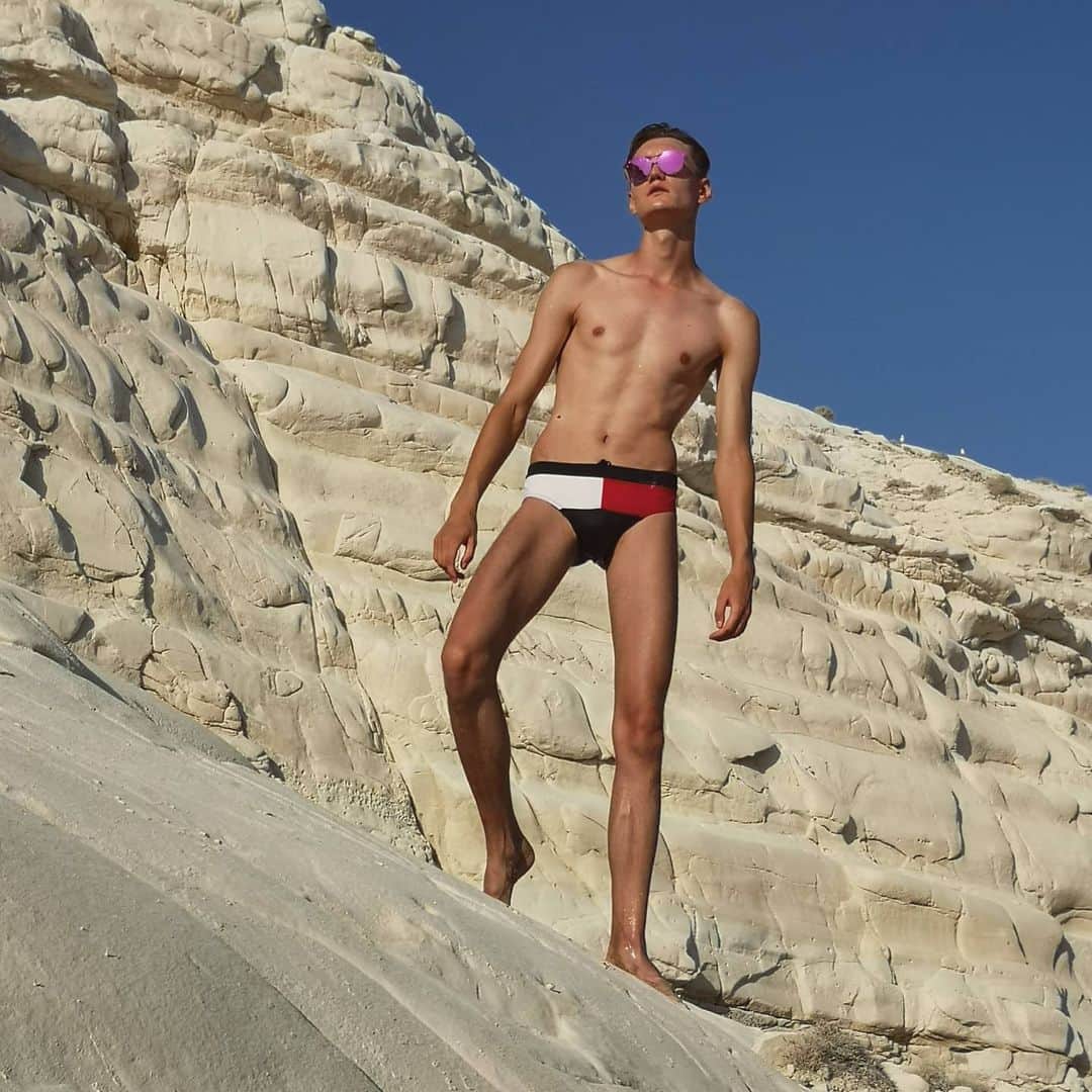 Olick Chinoのインスタグラム：「Wonderful beach, Torre Salsa🌊🌴😎😍🌞 #torresalsa #sicily #whitebeach #tomyhilfiger #underwearexpert #italy🇮🇹 #boysofinstagram #sunglasses」