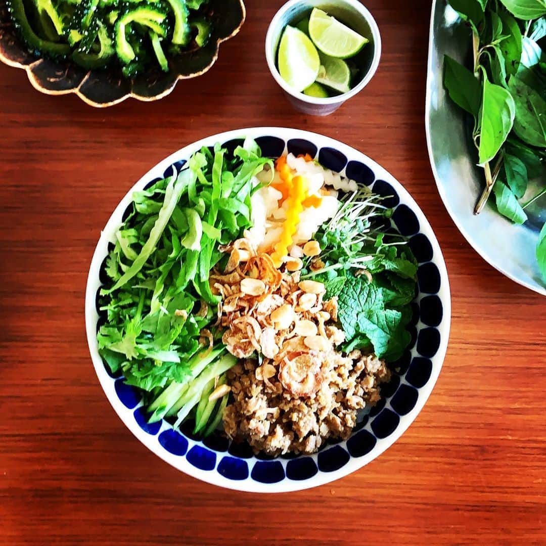 志摩有子さんのインスタグラム写真 - (志摩有子Instagram)「今週末も料理撮影。 まかないランチは　@kitchen.nishiazabu の 冷やしフォー。 レモンガーリックのささみグリルと蒸し野菜のサラダ。 夏バテぎみの胃袋に野菜たっぷりのヘルシーランチ。  #まかないランチ #冷やしフォー」8月22日 15時41分 - ariko418