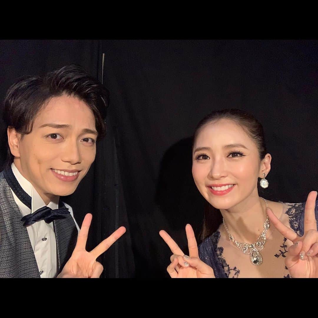 山崎育三郎さんのインスタグラム写真 - (山崎育三郎Instagram)「. マチネ終わりました。  あと1公演、次が千秋楽です。  何事もなくここまでこれたことに感謝です。  最後まで丁寧に努めます。  まだまだやりたい気持ちもありますが、この素晴らしいキャストの皆さんとご一緒出来て幸せでした。  千秋楽は生配信もあります。  是非是非ご覧ください！  #帝劇コン」8月22日 15時51分 - ikusaburo_yamazaki