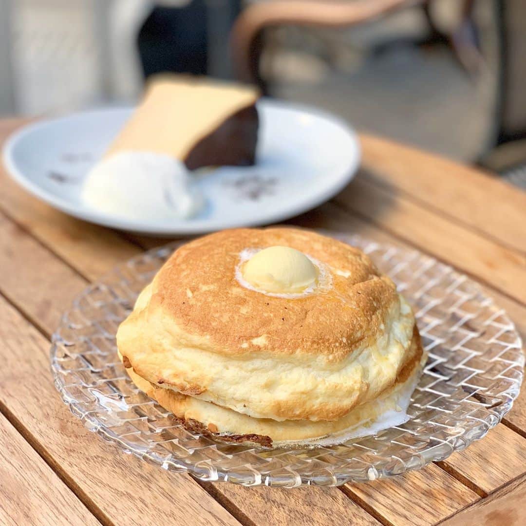 のインスタグラム：「6th by oriental hotelの パンケーキと バスクチーズケーキ🧀💕 ずっと気になってたから ようやく行けて嬉しかった🥺🙌 . パンケーキはバターが しょっぱくて、 パンケーキ自体も甘くなくて めちゃくちゃタイプだった👼💕 . チーズケーキ🧀は 柔らかすぎて感動した🤣💓 濃厚でめちゃくちゃ美味しかった！ . #有楽町カフェ #有楽町グルメ #パンケーキ#パンケーキ巡り #パンケーキ部 #バスクチーズケーキ#チーズケーキ#チーズケーキマニア #美味しかった#幸せ#カフェ#カフェ巡り #カフェ好きな人と繋がりたい」