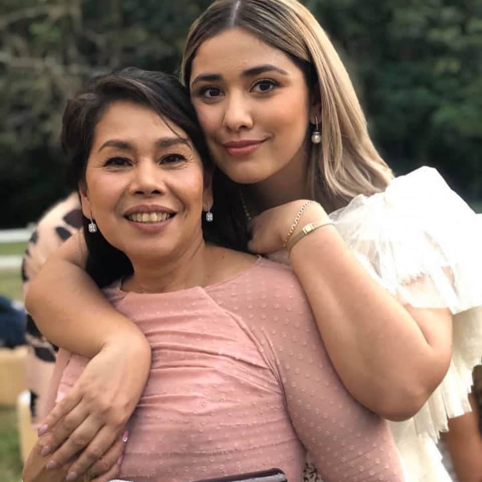 ローレン・ヤングのインスタグラム：「Happiest birthday to the most awesome momma and friend a daughter could ask for!!! Your sacrifices for us will never be overlooked and one day we’ll take care of you - I promise to give you your dream kubo in the bukid where we’ll play tongits and plant all our yummy veggies and grill fish for lunch. I can’t wait to hug you again momma and to laugh with you again in person.   Your kulit bunso, Ying-Ying 💖」