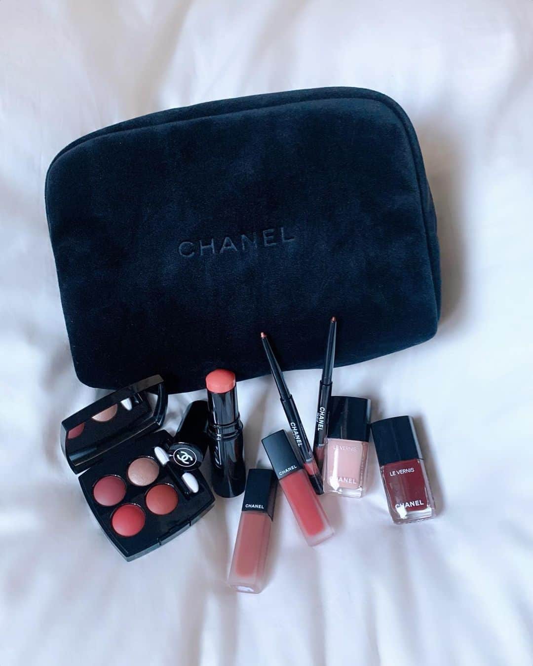 佐川理佳のインスタグラム：「@chanel.beauty fall-winter 2020 collection 《無垢と経験》を再解釈した、ルチアの新しいピンクのコレクション🥀 私はウォータープルーフのアイライナーで囲み目にして834のリップを塗るのがお気に入り。唇にフィットするのでマスクに付きにくくて良いです。ボームエサンシエルは見た目よりナチュラルな発色で、キレイなツヤ感と保湿力が好き。  LES 4 OMBRES 364 BAUME ESSENTIEL ROSÉE ROUGE ALLURE INK FUSION 834,836 STYLO YEUX WATERPROOF 955,959 LE VERNIS 765,769」