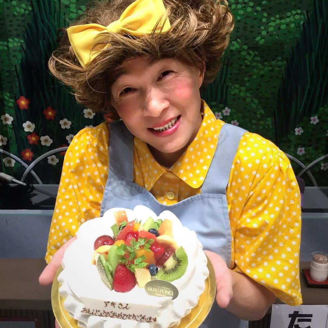 アキ（荒木良明）のインスタグラム：「エンディングで皆さんに祝って頂きました㊗️そして映像も作ってくださいました‼︎共演者のみなさんにもスタッフさんにも、お客さま方々皆さまに感謝感謝🙏✨✨ お花とケーキまで用意してくださり、ありがとうございます。 僕は本当に幸せ者です😂 ありがとうございます‼︎  全国各地からパワー飛んできてます‼︎ありがとうございます⤴︎⤴︎  あとでタグつけさせてもらいます‼︎  #大和証券CONNECT劇場 #よしもと福岡劇場」