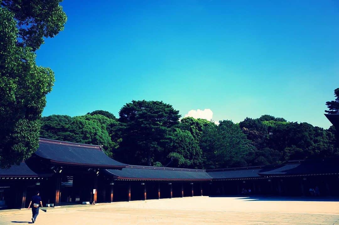 牧達弥さんのインスタグラム写真 - (牧達弥Instagram)「今日はなんて素晴らしい日なんだろう。  お祈りする時 強く吹いた風が嬉しかった。  #明治神宮　#北谷稲荷神社」8月22日 15時58分 - tatsuya_maki