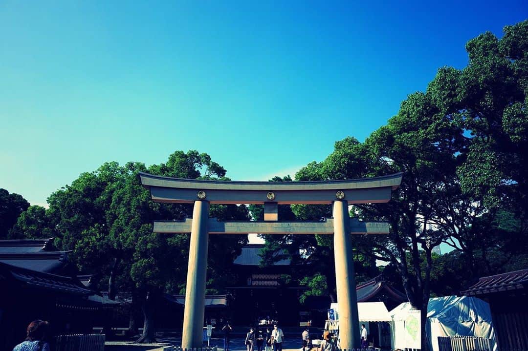 牧達弥さんのインスタグラム写真 - (牧達弥Instagram)「今日はなんて素晴らしい日なんだろう。  お祈りする時 強く吹いた風が嬉しかった。  #明治神宮　#北谷稲荷神社」8月22日 15時58分 - tatsuya_maki