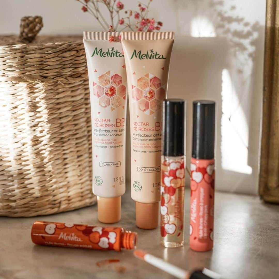 Melvita Officialのインスタグラム：「Un teint parfait et des lèvres à croquer...🍎  Un maquillage léger pour la fin de l’été !  J’illumine tout en hydratant mon teint avec nos BB crèmes Nectar de Rose et je sublime mes lèvres avec l’huile à lèvres effet repulpant ! 💋  #Melvita #cosmétique #bio #naturelle #makeup #maquillage #summer #rentrée #bbcream #lipoil #gloss #baume #teintparfait #acroquer」