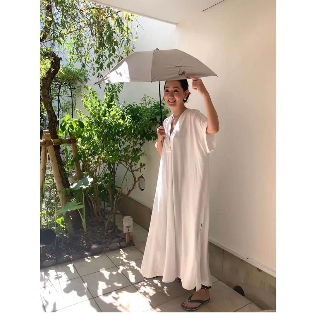 とよた真帆さんのインスタグラム写真 - (とよた真帆Instagram)「今日も焼けるような日差しでしたね〜いつもは帽子をかぶり日射しを避けていましたが最近は帽子すら暑くて💦  ということで、新しい日傘が欲しいな、と思っていたら先日銀座の#松屋 デパートで 一目惚れした日傘 @jillstuart.jp  #ジルスチュアート の #きのこ 柄  薄いグレー地も気に入っています  暑い、冷房で冷える、などの悪循環になりそうですので、湯船にはしっかり浸かりたいものです😊 @beau_beauty_japan の入浴剤を入れたら効きそうな赤い色に早変わり。温泉気分味わいました  夏のピークが過ぎるのはもうすぐでしょうか。 皆さまもう少し、、乗り越えましょうね〜💦  @hm の#シャツワンピース  @jillstuart.jp 日傘  #maho #mahostyle #fashion #入浴剤  #本日のオススメ」8月22日 16時02分 - maho_toyota