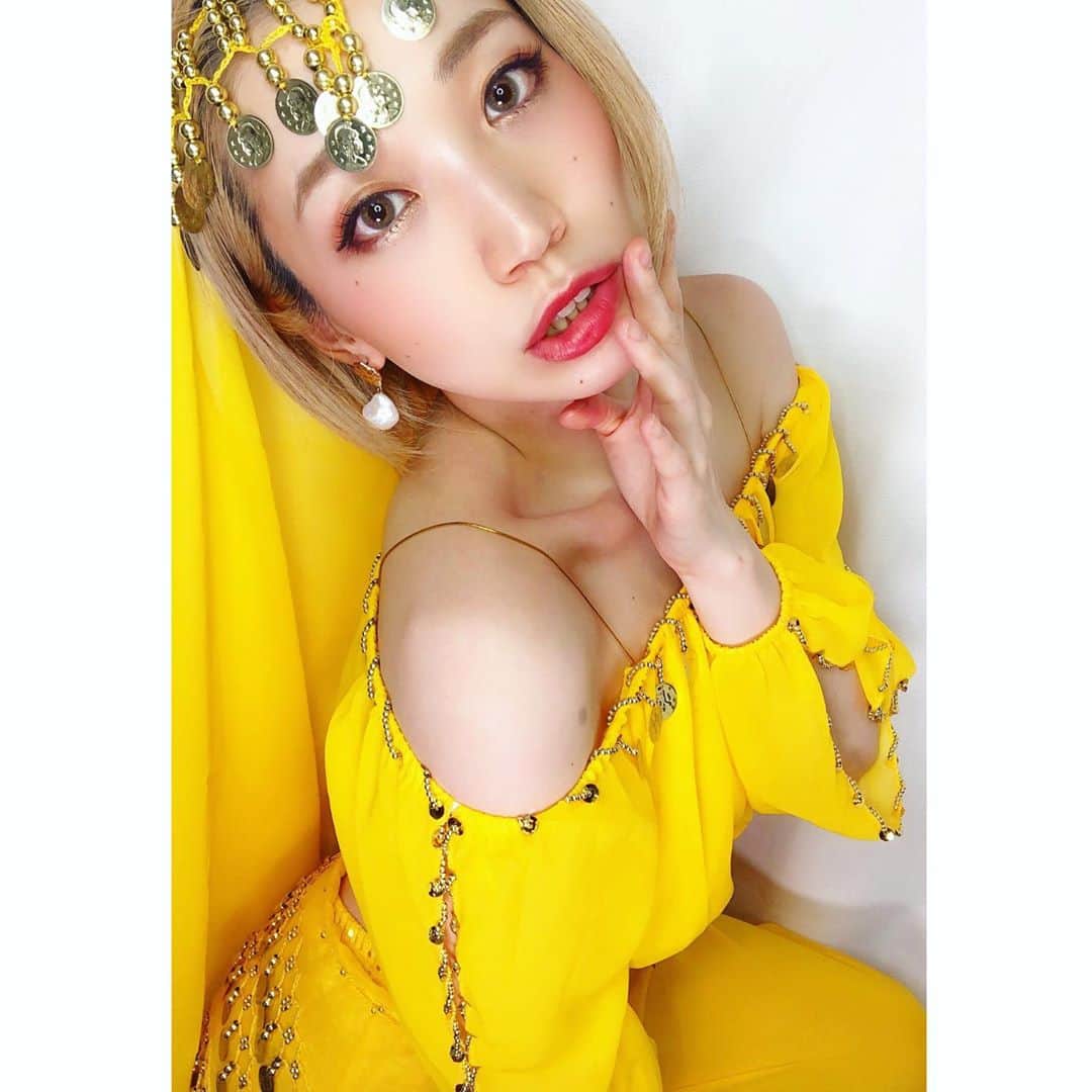 夏目麻央のインスタグラム：「やっぱこういう衣装上がっちゃう性だよね🥺💛💛💛  #mememe #yellowbarbie #costume #永遠に好き #暑いけどみんな元気？  #目と鼻とフェイスラインどうにかしたい #💛💛💛」