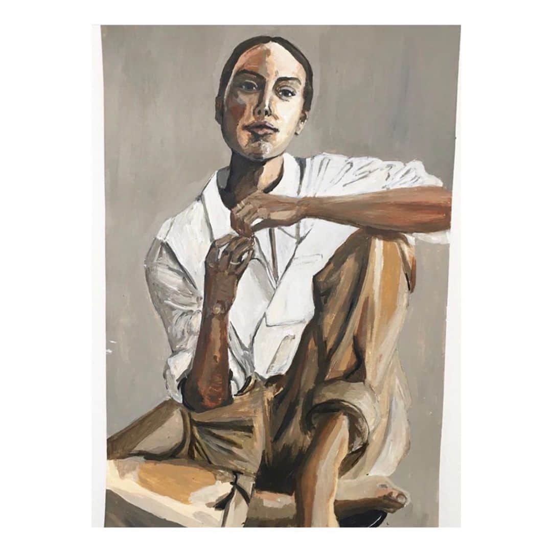 のインスタグラム：「Weekend Style 🤍  #loosekhakis #loosewhiteshirt #simpleluxary #onlygetsbetter #arttalks . Postcard arrived by artist @amy_charter_ 🤍」