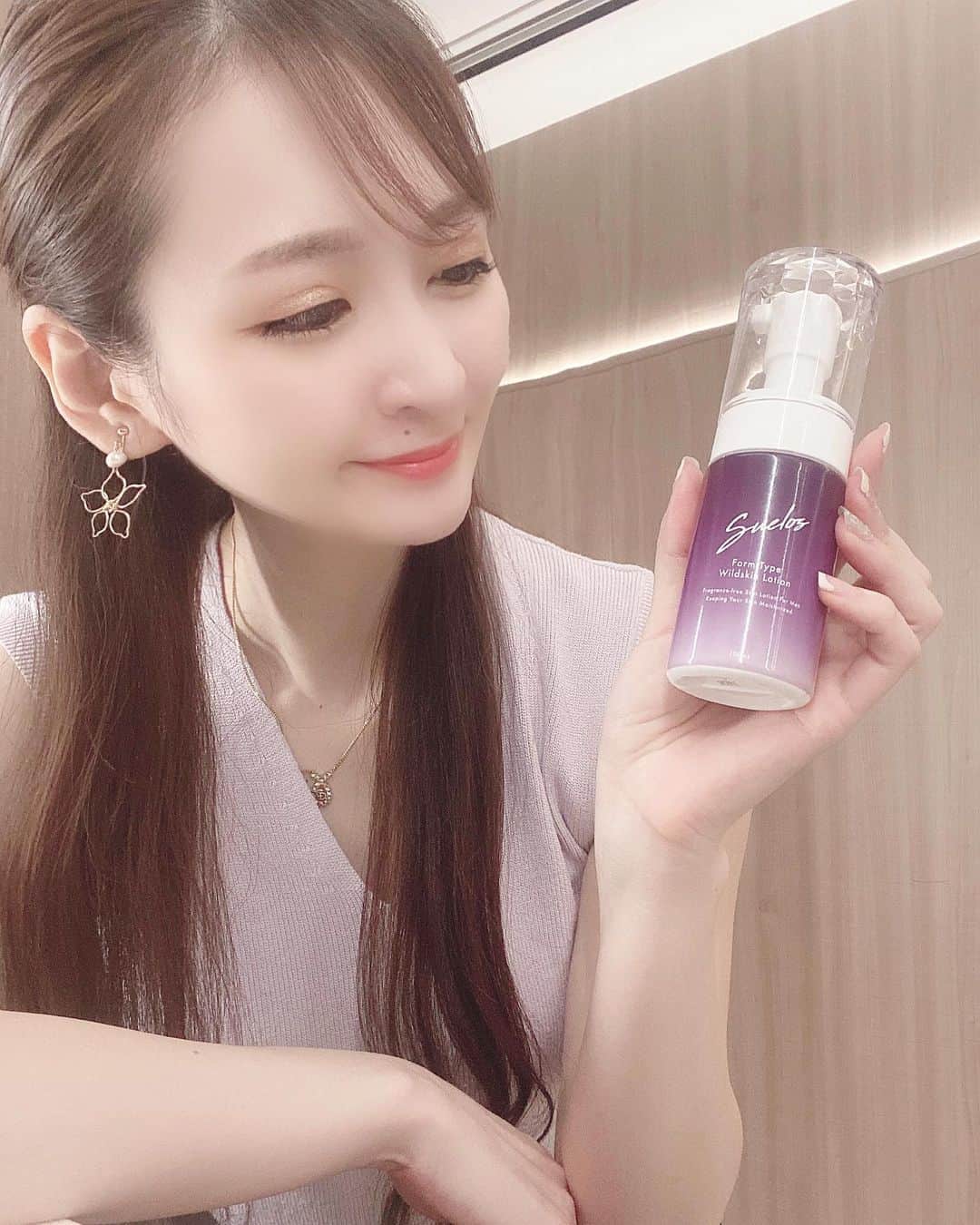 のインスタグラム：「毎日暑くて溶ける寸前🥵 ・ 最近使い始めた化粧水は、なんと泡で出てくる @suelos.jp のスエロスワイルドスキンローション🛁 ふわふわの泡だから、のびがよくてお肌にすごくなじみやすいの！ 全身に使えるから、日中紫外線を浴びてしまった腕や足にも優しくなじませてるよ☻ 泡タイプだから、手から流れ落ちたりしないところが、ボディに馴染ませるのに最適👌 ・ #スエロスワイルドスキンローション#美容#suelos#PR」