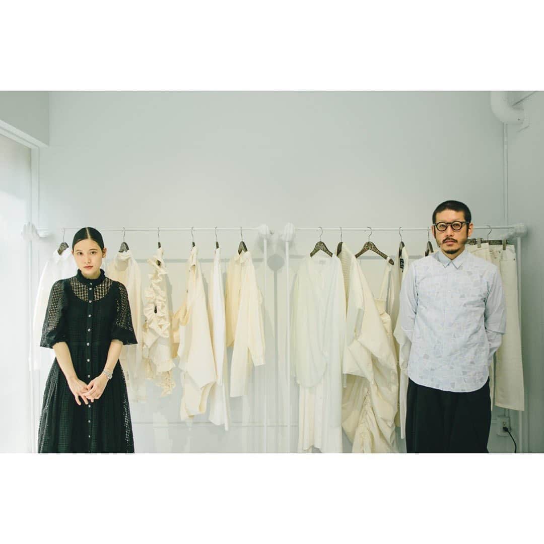 のインスタグラム：「来週30日まで東京オペラシティで開催中の「ドレスコード展」を記念して、アンリアレイジのデザイナー森永邦彦さんと対談させていただきました。私が編集長を務めるウェブマガジン　@spinner_spiral でご覧いただけます。コロナの自粛期間を経て、ファッションショーやショップの在り方だけでなく、ファッションそのものへの考え方捉え方が変わってきているような気がします。今の時代、ファッションについて考えること思うこと、そして幼少期のお話など、いろんなことをおはなししていただきました。私は大学生の時に森永さんの特別講義を聴いていたので、その時の日記を読み返して、この日を迎えました。是非きらめく言葉を、読んで、体験して欲しいです。 ストーリーズにURL載せてます。 森永さん、アンリアレイジの皆様、ありがとうございました。」