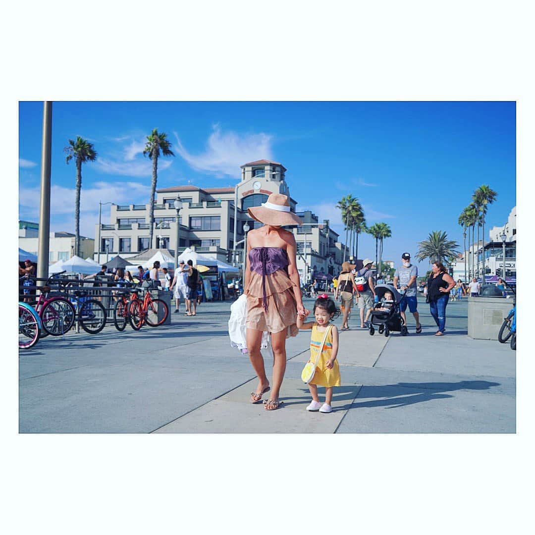 廣瀬規子のインスタグラム：「2年前の今頃。 ・ 今年の夏は、過去の写真ばかり眺めて楽しんでる😂 ・ この頃もこの頃で、重いなぁと思いながら抱っこしてたけど、、、 今から思うと序の口だったんだろうなぁ〜😆 ・ 大好きな旅に出れないのはちょっぴり寂しいけれど、、、出不精の一面もある私は、写真で思い出しただけで、また行った気になれるなかなかNiceな技を持っていることに気がついた今日この頃🤭👍💕 ・ ・ #青い空 #青い海 #もう8月も後半かぁ #LA #ハンティントンビーチ  #huntingtonbeachpier  #2018 #summer」