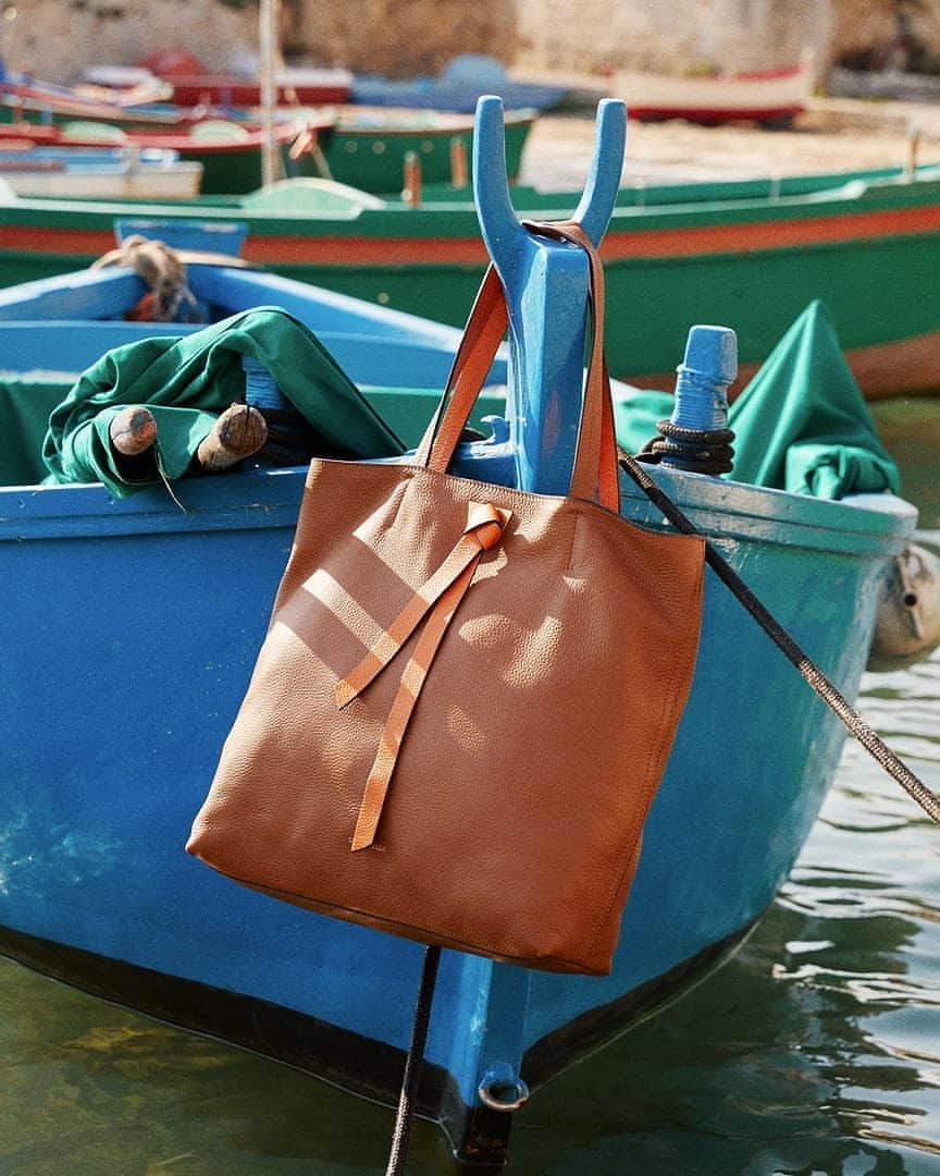 のインスタグラム：「An Italian summer tale. No need to go far: look around you and rediscover beauty.   #Coccinelle #CoccinelleStaycation #ItalianHolidays #ItalianSummer #CoccinelleBags #Beauty #Joy」