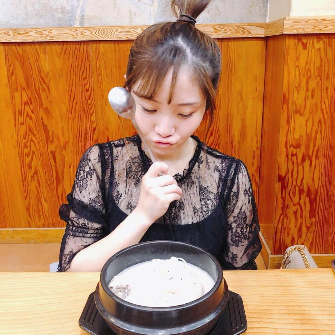 鶴見虹子のインスタグラム：「.﻿ 体に優しい参鶏湯❤️😎﻿ 人生一美味しかった😭 ﻿ ダイエット中に持ってこい🧐🧐﻿ ﻿ 最近は冷たい飲物とか、冷房とか体冷やしがちだから中から暖めた💓﻿  #韓国料理 #参鶏湯 #体操 #ダイエット #高麗参鶏湯 #参鶏湯専門店」