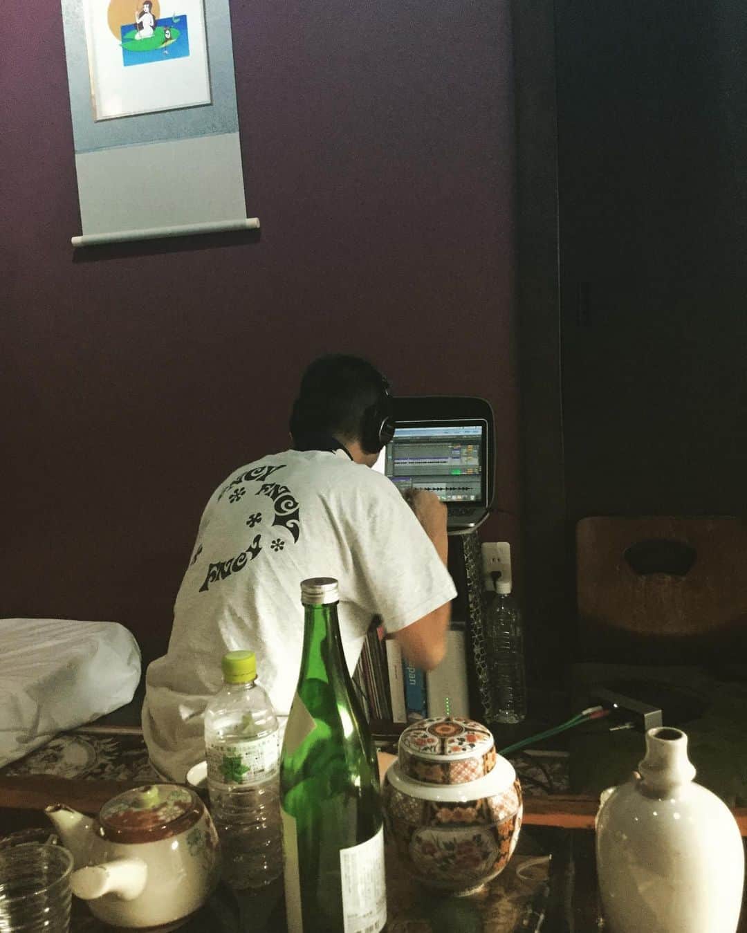 のインスタグラム：「起きたら始まってる 湯呑みに日本酒 recは始まってる 赤く点灯してる  #鎮座dopeness」