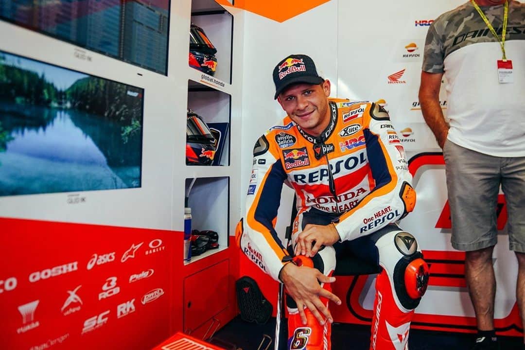 レプソル・ホンダのインスタグラム：「A new day, new challenges, new opportunities! ⠀⠀⠀⠀⠀⠀⠀⠀⠀ @stefanbradl6 is certainly looking forward to it. Are you?  #QLED8K @samsungespana」