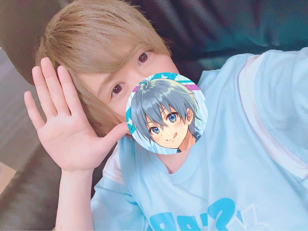 ころんさんのインスタグラム写真 - (ころんInstagram)「すとぷりTシャツ着てみたよ✨  似合ってたらいいねして欲しいなぁ|ｮω･`)✨   #言われなくてもいいねして欲しい #すとぷり無観客ライブ生配信  #手で髪のボサボサ抑えてます」8月22日 16時48分 - colon56n