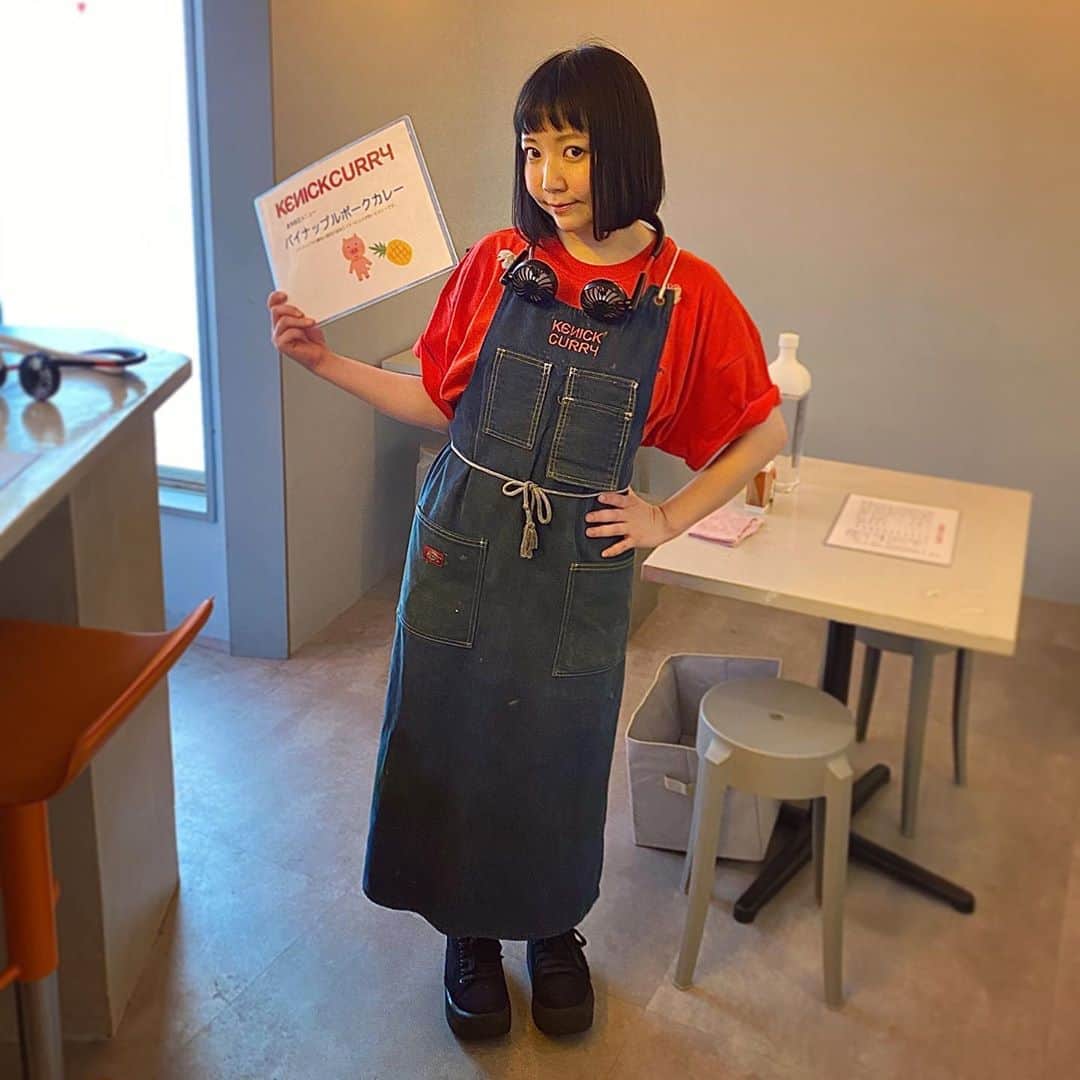 小鳥遊しほのインスタグラム：「ケニック今日もありがとう！今日は朝から激暑キッチン(4枚目画像)で激旨キーマとルーロー(3枚目画像)を作って、汗かきすぎてTシャツを新調(2枚目画像)笑。  こちらケニックの新作Tシャツ！！！  KUDAN×KENICKCURRYmeetsきゃんきゃんバニー  1980年代のエロゲーと正式コラボとかイカしすぎ。 ドット絵最高🏩  初めてロングエプロンつけたらロングすぎてすれすれだったけど  あ！！ねぇ聞いて！！！！ 昨日病院で身長はかったら伸びてたの！！！！！！！ 151.4cm！！！！1.1cmも伸びてた！ 成長し続けることにした！！ 決めた！わたし！ 成長！！し続ける！！！！！！！  (暑さにやられて妙なテンション)  来週の土曜日もいます♡ きてね♡  #kenickcurry #curry #カレー」