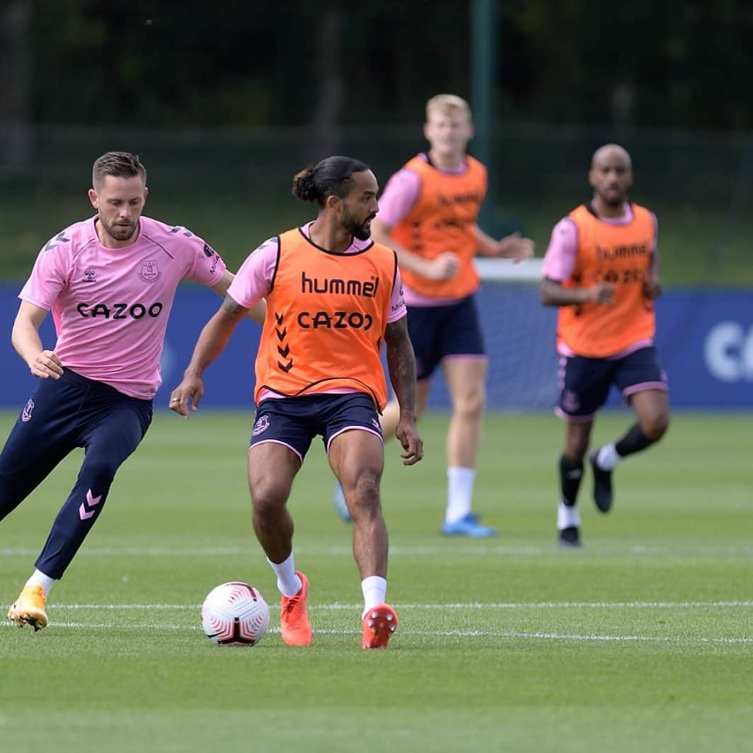 セオ・ウォルコットさんのインスタグラム写真 - (セオ・ウォルコットInstagram)「Behind you! 👀 ⚽️」8月22日 16時57分 - theowalcott