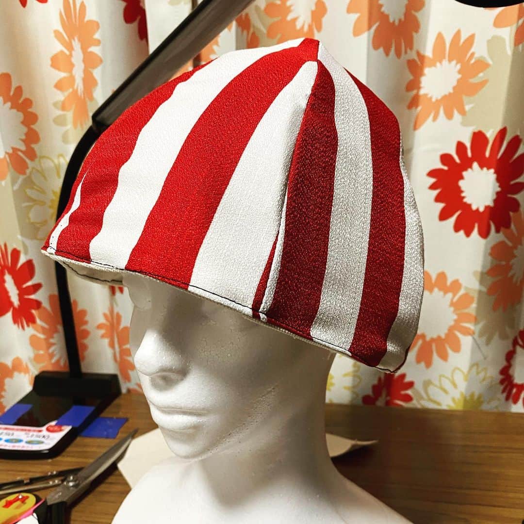 のインスタグラム：「紅白でサウナハット作りました。 生地のあまりで作りシルエットをいつもの形とは少し変えました。  #サウナ #熱波 #ロウリュ #löyly  #aufguss #サウナハット」