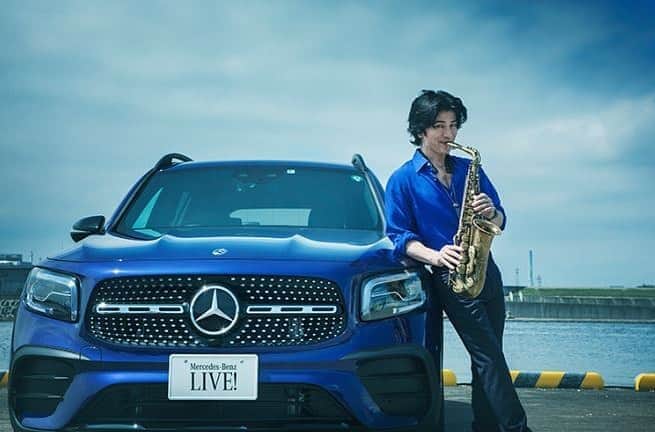 のインスタグラム：「武田真治、メルセデス・ベンツ GLBとの邂逅。 芸能生活30周年を迎えた武田さんの目に、新型GLB はどう映るのか？ プロフィールURLから記事をチェック。  #MercedesBenz #mercedesbenzjapan #GLB #MBCars #SUV #コンパクトSUV #メルセデスベンツ #メルセデス #ベンツ #四駆 #武田真治 @shinji.takeda」