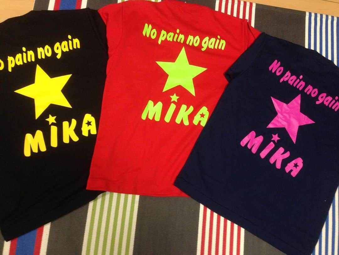 杉本美香さんのインスタグラム写真 - (杉本美香Instagram)「・ TEAM⭐️MIKA Tシャツ ・ 勝手にプレゼントして着てもらっていました😂 ・ このTシャツは2012年ロンドンオリンピック前に作ってもらって、このTシャツを着て応援してもらいたい気持ち。 気持ち一つになって、その力を私のPOWERにしたいということで、着てもらっていました。 ・ オリンピック後はTEAM⭐️MIKAメンバーになってもらいたい、応援したい人間に勝手にプレゼントしていました😆 ・ メンバーが豪華すぎた☀️ ・ バスケット 山田久美子さん🏀 ・ 卓球 福原愛ちゃん🏓 ・ サッカー 小林亮さん⚽️ 武岡優斗くん⚽️ 鮫島彩ちゃん⚽️ 小山季絵ちゃん⚽️ ・ ハンドボール 山野由美子ちゃん🤾‍♀️ ・ アーティスト部門 ポルノグラフィティさん 家入レオさん 等のキーボード担当 宗本康兵くん🎹 ・ 高校の時の大親友 大崎宏美氏🥋🐒 ・ 非売品Tシャツ‼️ ・ このTシャツを‼️‼️‼️ ・ まだみんな着てくれているんかな⁉️😅 ・ ・ #TEAM⭐️MIKA #チームミカメンバー #みんなで集まりたい #非売品Tシャツ #勝手に投稿 #NG連絡きたら消す😅 #笑顔 #smile😊」8月22日 17時05分 - mika__sugimoto