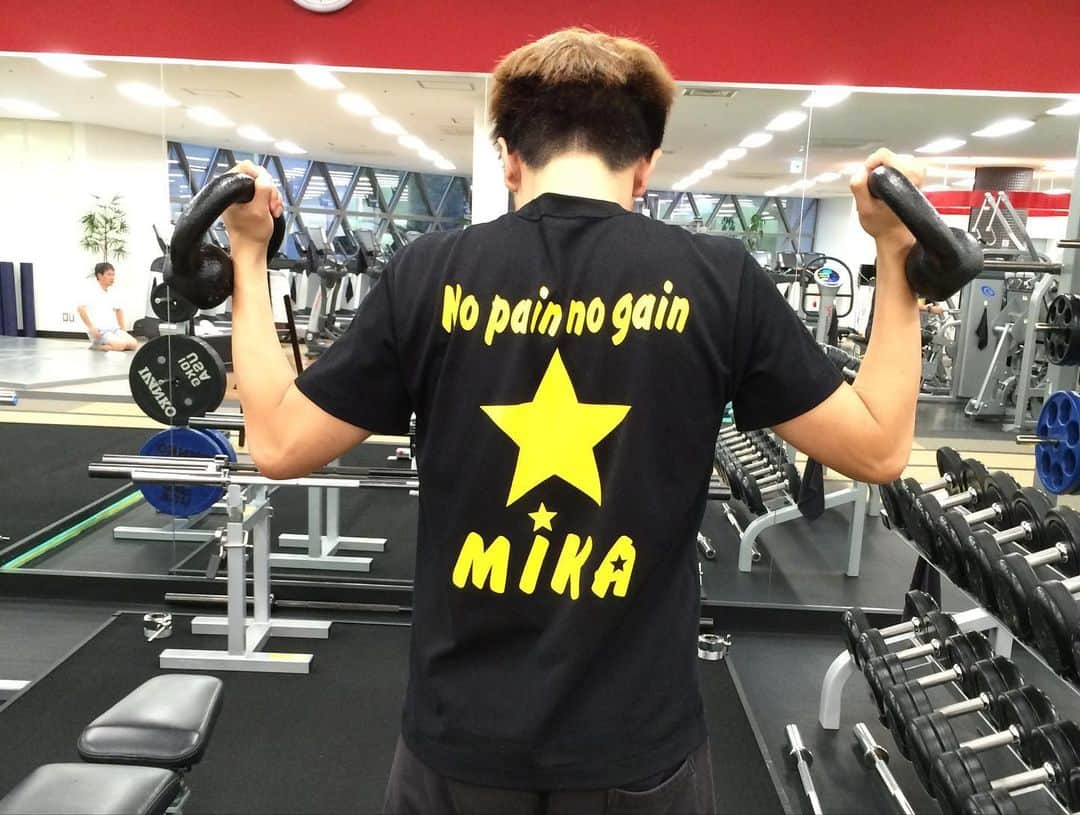 杉本美香さんのインスタグラム写真 - (杉本美香Instagram)「・ TEAM⭐️MIKA Tシャツ ・ 勝手にプレゼントして着てもらっていました😂 ・ このTシャツは2012年ロンドンオリンピック前に作ってもらって、このTシャツを着て応援してもらいたい気持ち。 気持ち一つになって、その力を私のPOWERにしたいということで、着てもらっていました。 ・ オリンピック後はTEAM⭐️MIKAメンバーになってもらいたい、応援したい人間に勝手にプレゼントしていました😆 ・ メンバーが豪華すぎた☀️ ・ バスケット 山田久美子さん🏀 ・ 卓球 福原愛ちゃん🏓 ・ サッカー 小林亮さん⚽️ 武岡優斗くん⚽️ 鮫島彩ちゃん⚽️ 小山季絵ちゃん⚽️ ・ ハンドボール 山野由美子ちゃん🤾‍♀️ ・ アーティスト部門 ポルノグラフィティさん 家入レオさん 等のキーボード担当 宗本康兵くん🎹 ・ 高校の時の大親友 大崎宏美氏🥋🐒 ・ 非売品Tシャツ‼️ ・ このTシャツを‼️‼️‼️ ・ まだみんな着てくれているんかな⁉️😅 ・ ・ #TEAM⭐️MIKA #チームミカメンバー #みんなで集まりたい #非売品Tシャツ #勝手に投稿 #NG連絡きたら消す😅 #笑顔 #smile😊」8月22日 17時05分 - mika__sugimoto