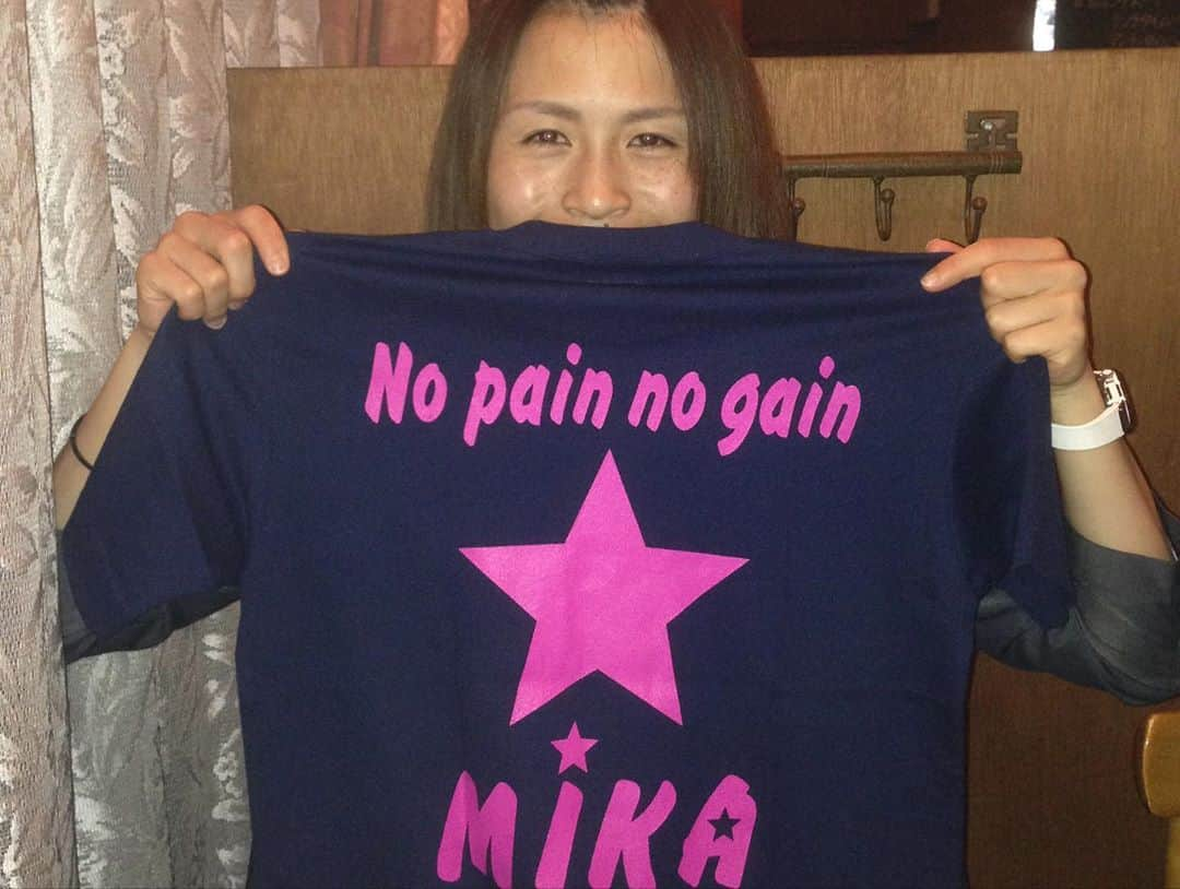 杉本美香さんのインスタグラム写真 - (杉本美香Instagram)「・ TEAM⭐️MIKA Tシャツ ・ 勝手にプレゼントして着てもらっていました😂 ・ このTシャツは2012年ロンドンオリンピック前に作ってもらって、このTシャツを着て応援してもらいたい気持ち。 気持ち一つになって、その力を私のPOWERにしたいということで、着てもらっていました。 ・ オリンピック後はTEAM⭐️MIKAメンバーになってもらいたい、応援したい人間に勝手にプレゼントしていました😆 ・ メンバーが豪華すぎた☀️ ・ バスケット 山田久美子さん🏀 ・ 卓球 福原愛ちゃん🏓 ・ サッカー 小林亮さん⚽️ 武岡優斗くん⚽️ 鮫島彩ちゃん⚽️ 小山季絵ちゃん⚽️ ・ ハンドボール 山野由美子ちゃん🤾‍♀️ ・ アーティスト部門 ポルノグラフィティさん 家入レオさん 等のキーボード担当 宗本康兵くん🎹 ・ 高校の時の大親友 大崎宏美氏🥋🐒 ・ 非売品Tシャツ‼️ ・ このTシャツを‼️‼️‼️ ・ まだみんな着てくれているんかな⁉️😅 ・ ・ #TEAM⭐️MIKA #チームミカメンバー #みんなで集まりたい #非売品Tシャツ #勝手に投稿 #NG連絡きたら消す😅 #笑顔 #smile😊」8月22日 17時05分 - mika__sugimoto