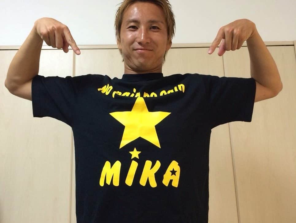 杉本美香さんのインスタグラム写真 - (杉本美香Instagram)「・ TEAM⭐️MIKA Tシャツ ・ 勝手にプレゼントして着てもらっていました😂 ・ このTシャツは2012年ロンドンオリンピック前に作ってもらって、このTシャツを着て応援してもらいたい気持ち。 気持ち一つになって、その力を私のPOWERにしたいということで、着てもらっていました。 ・ オリンピック後はTEAM⭐️MIKAメンバーになってもらいたい、応援したい人間に勝手にプレゼントしていました😆 ・ メンバーが豪華すぎた☀️ ・ バスケット 山田久美子さん🏀 ・ 卓球 福原愛ちゃん🏓 ・ サッカー 小林亮さん⚽️ 武岡優斗くん⚽️ 鮫島彩ちゃん⚽️ 小山季絵ちゃん⚽️ ・ ハンドボール 山野由美子ちゃん🤾‍♀️ ・ アーティスト部門 ポルノグラフィティさん 家入レオさん 等のキーボード担当 宗本康兵くん🎹 ・ 高校の時の大親友 大崎宏美氏🥋🐒 ・ 非売品Tシャツ‼️ ・ このTシャツを‼️‼️‼️ ・ まだみんな着てくれているんかな⁉️😅 ・ ・ #TEAM⭐️MIKA #チームミカメンバー #みんなで集まりたい #非売品Tシャツ #勝手に投稿 #NG連絡きたら消す😅 #笑顔 #smile😊」8月22日 17時05分 - mika__sugimoto