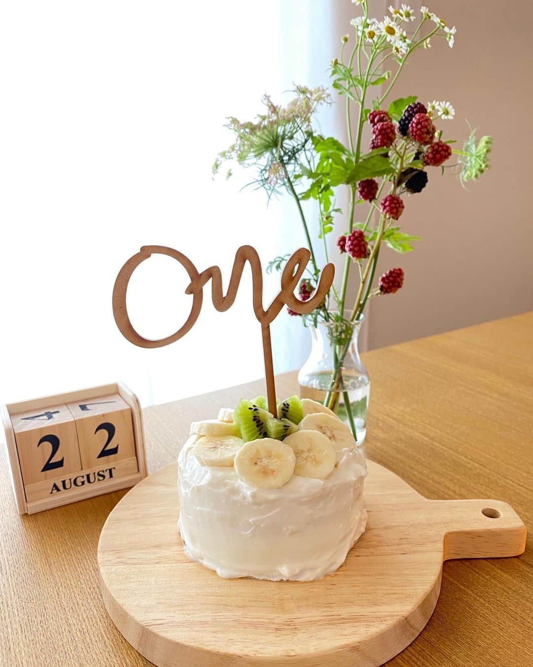 井下育恵のインスタグラム：「. あなたもわたしも いっぱい泣いて、いっぱい笑った1年だったね。 . お誕生日おめでとう。 産まれてきてくれて、ありがとう。 . これからもマイペースで いっしょに成長しようね。 . . . #これまでにチュー5万回はしたな #抱き癖バンザイ #結果見事な甘えん坊 #きっと今だけだから  #まいっか」