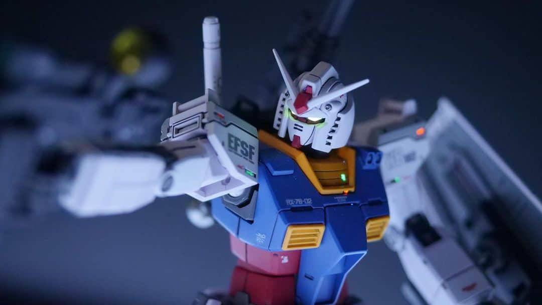 柳瀬アビーのインスタグラム：「HGオリジン版ガンダム #ガンダム#ガンダムオリジン#ガンプラ#模型#ジオラマ#ガンプラは自由だ#作品撮り#japan#gundam#gunpla #diorama#toy#anime#like4likes#instagood」