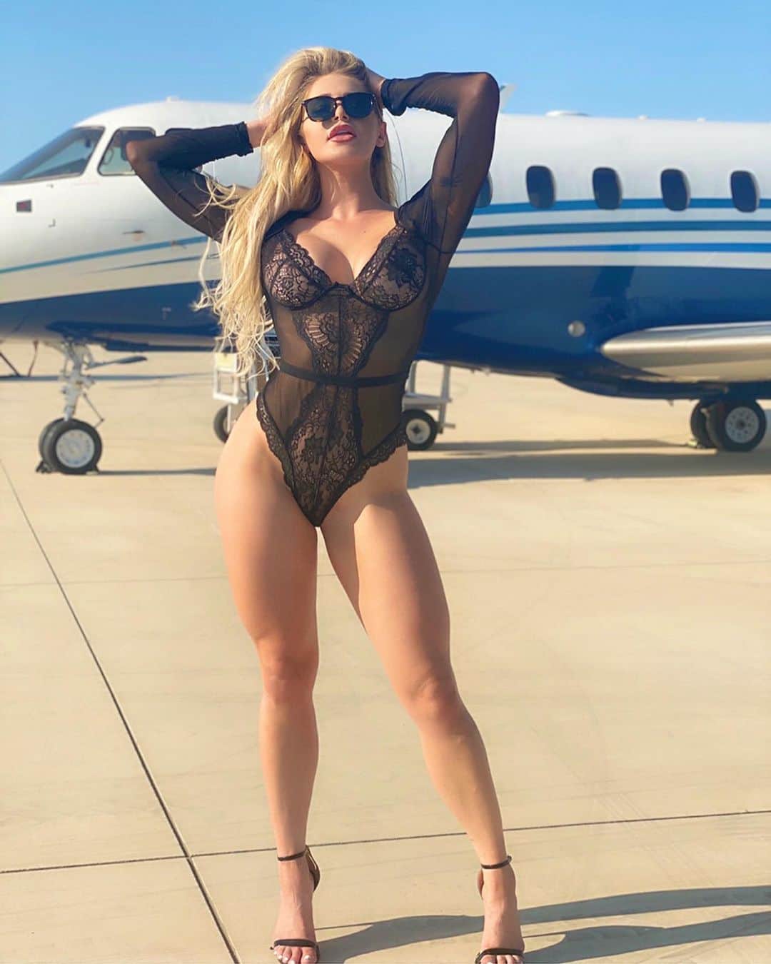 Courtney Tailorさんのインスタグラム写真 - (Courtney TailorInstagram)「Uber just pulled up ✈️ . . . . . . #flight #travel #privatejet」8月23日 2時36分 - courtneytailor