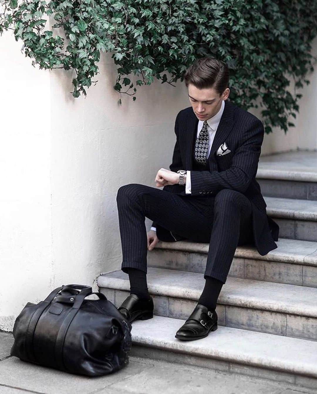 ギーブス&ホークスのインスタグラム：「Planning your wardrobe for the working week? Try our navy pinstripe suit, perfect Monday office attire worn by @mathiaslefevre  #gievesandhawkes #gieveslondon」