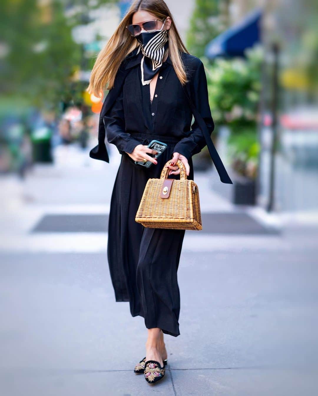 オリヴィア・パレルモのインスタグラム：「◼️◾️▪️Summer black like a true New Yorker ▪️◾️◼️ Sharing my styling tips on how to transition these wardrobe staples into Fall at the link in bio!」