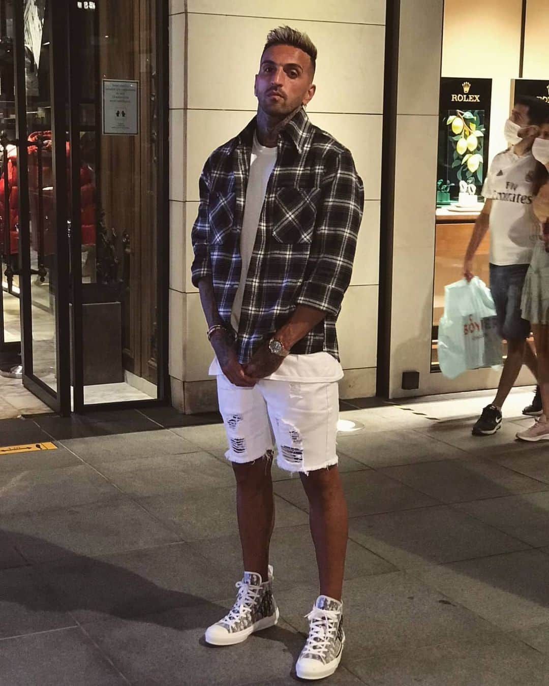 ミゲル・ロペスのインスタグラム：「Peace And Love 🤙🏼✌🏼❤ #istambul #istinyepark #clothes #offwhite #dior #zuma」