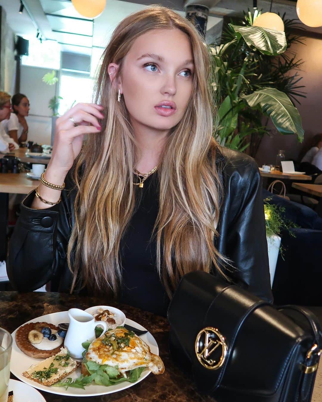 ロミー・ストリドのインスタグラム：「In the weekend we do brunch 🖤」