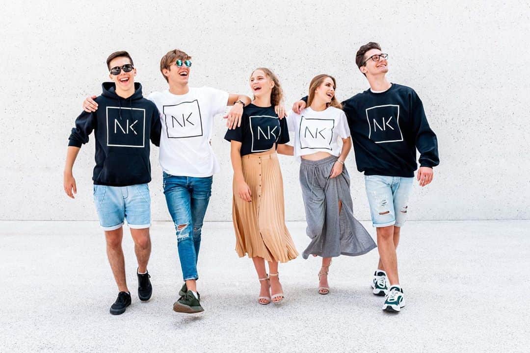Nika Kljunのインスタグラム：「#NKMerch 🇸🇮🌍❤️👕 Check out some of our incredible dance students from ✨ @bolero_dance ✨ switching it up & styling my #NKMerch with some fresh, carefree European vibes 💁🏼‍♀️ Loving these photos 📸! Representing for Slovenia, my home country! 🥰🇸🇮 . I love seeing all of the ways #NKMerch can be styled to fit different moods. A very special thank you to my auntie @tijaazman_photography for surprising me with this awesome photoshoot for my merch! It means the world. 🙏🏼❤️ Love you to the moon and back. . Have YOU shopped #NKMerch yet ⁉️👀  . What are you waiting for? 😜  . Click the link in my bio 📲 to shop all of the products, and let me know which items are your favorites! ❤️ . #nikakljun #nkmerch #dancelover #dancing #athleticwear #everydaywear #europeanvibes #sloveniangirl #ifeelgood #ifeelslovenia #slovenia #bolero #bolerodance #lovemyfamilyandfriends」
