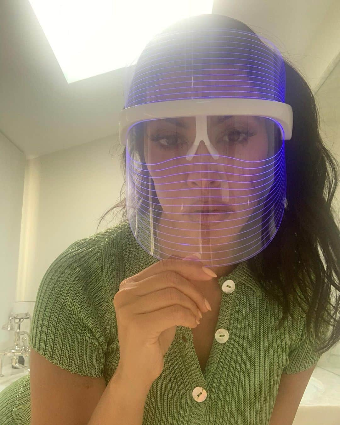 コートニー・カーダシアンさんのインスタグラム写真 - (コートニー・カーダシアンInstagram)「My favorite LED light therapy💡mask will be RESTOCKED on MONDAY 9am pst.」8月23日 2時58分 - kourtneykardash