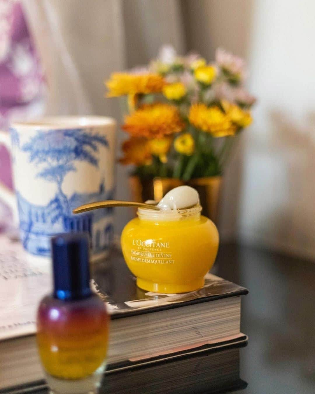 ロクシタンさんのインスタグラム写真 - (ロクシタンInstagram)「If you love oil-based cleansers, you'll find our Immortelle Divine Cleansing Balm, well, divine! 💛 It helps balance the skin and prevent dryness while melting away makeup and impurities. Enriched with Immortelle essential oil and vitamin E, it leaves your complexion smooth and hydrated! Tag a friend who would love to try this #Regram 📸 @sumiran_a_k #LOccitane #Immortelle #CleansingBalm #ImmortelleDivine #VitaminE #OilCleanser #DoubleCleansing #Softening #Smoothing #BeautyEssentials #NaturalBeauty」8月23日 3時00分 - loccitane