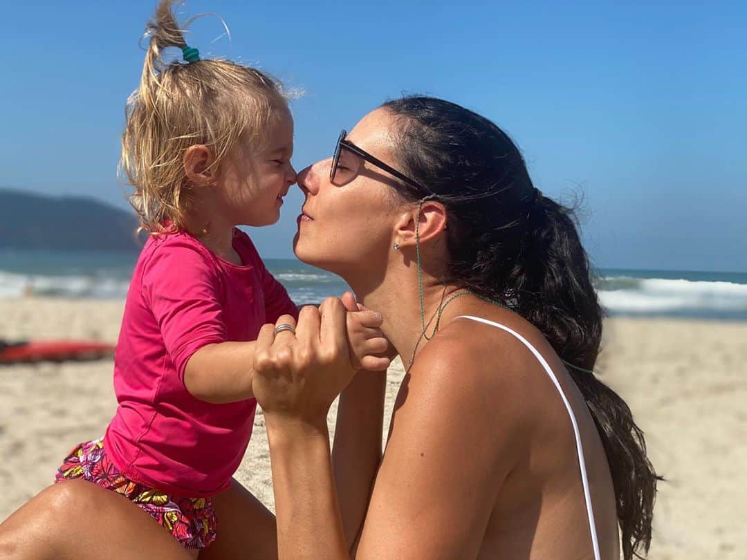 シェイラ・カストロのインスタグラム：「E hoje é dia de postar eu e a Liz! Cara do papai! Minha loirinha dando beijinho de esquimó na mamãe (aprendi com minha vó este beijinho). Sequência mais gostosa de fotos!!! #lizcvailati #maedemenina #maedegemeas」