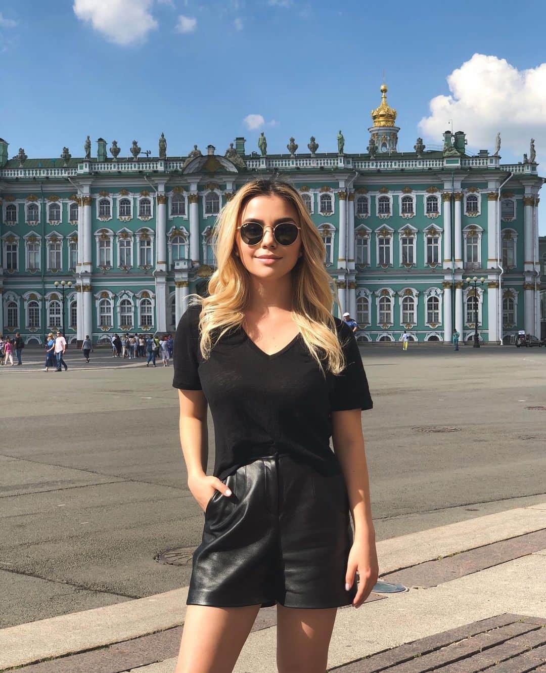 リーナ・フェードロワのインスタグラム：「Украл мое сердце... Питер💔」