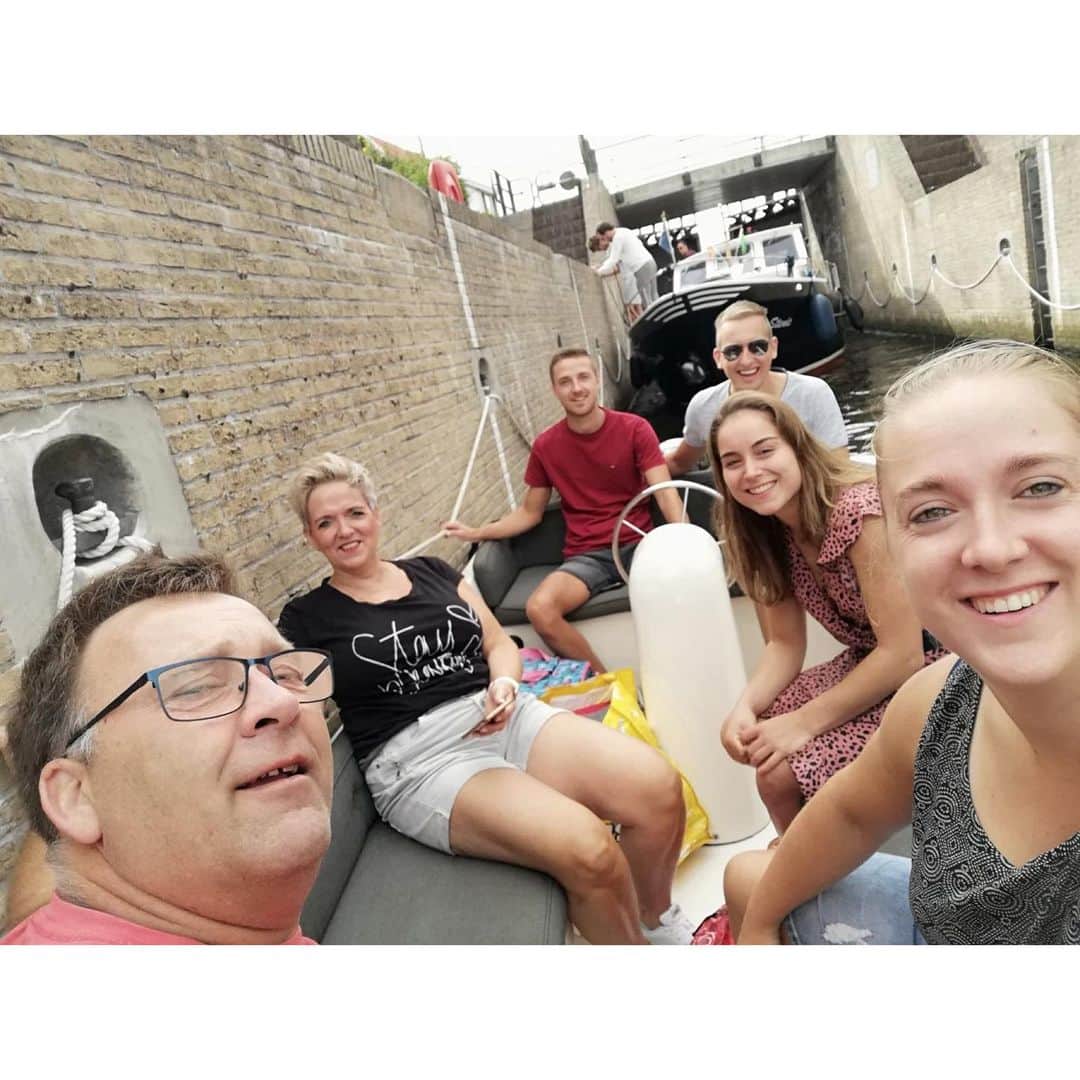 ヴェラ・ファン・ポールさんのインスタグラム写真 - (ヴェラ・ファン・ポールInstagram)「Bootje varen met de familie Schutrup 🚤🌦Lachen, gieren, brullen en regenbuien ☔️🤪🥰 Wat een gezellige dag!」8月23日 3時23分 - veravanpol