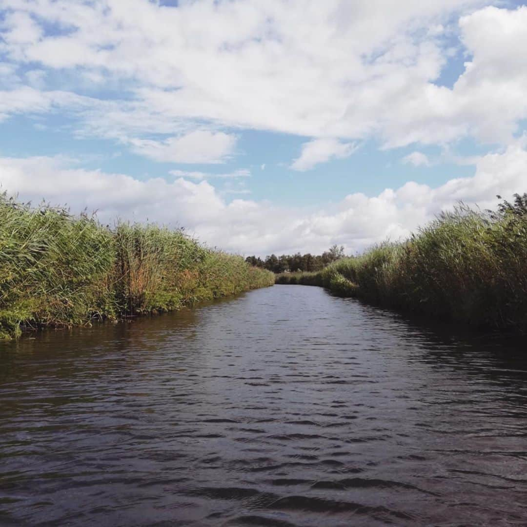 ヴェラ・ファン・ポールさんのインスタグラム写真 - (ヴェラ・ファン・ポールInstagram)「Bootje varen met de familie Schutrup 🚤🌦Lachen, gieren, brullen en regenbuien ☔️🤪🥰 Wat een gezellige dag!」8月23日 3時23分 - veravanpol