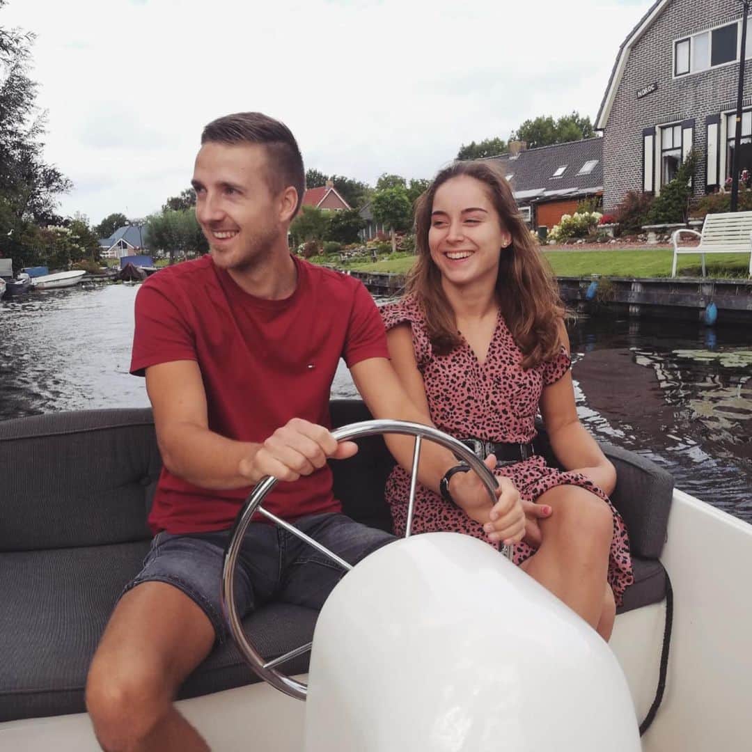 ヴェラ・ファン・ポールのインスタグラム：「Bootje varen met de familie Schutrup 🚤🌦Lachen, gieren, brullen en regenbuien ☔️🤪🥰 Wat een gezellige dag!」