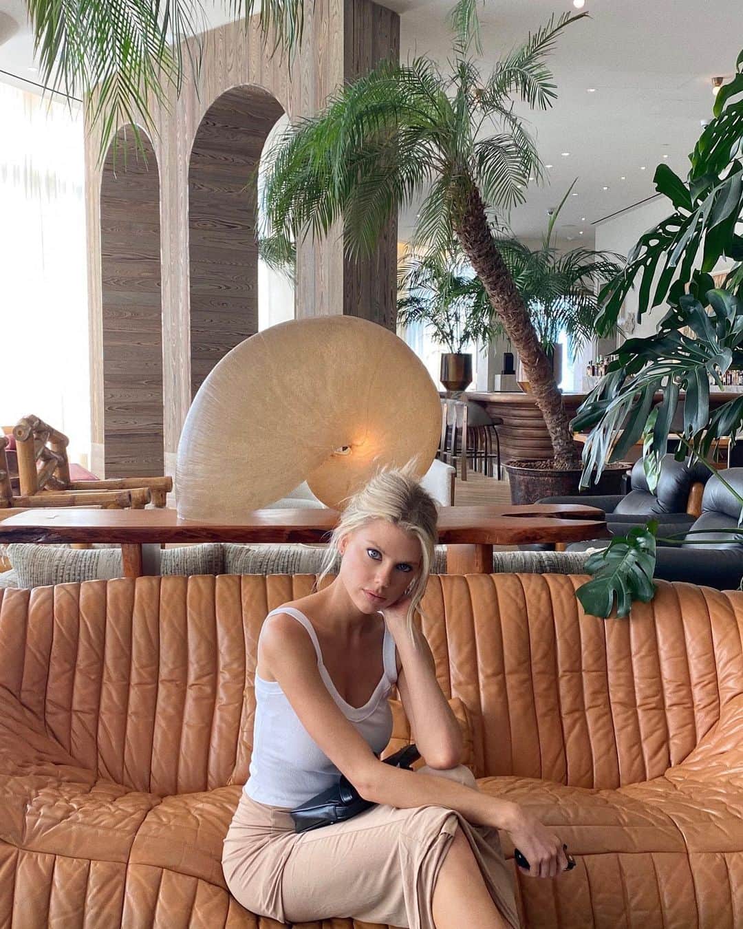 シャーロット・マッキニーのインスタグラム：「@santamonicaproper thank you for letting me sit in your AC during these hot times」