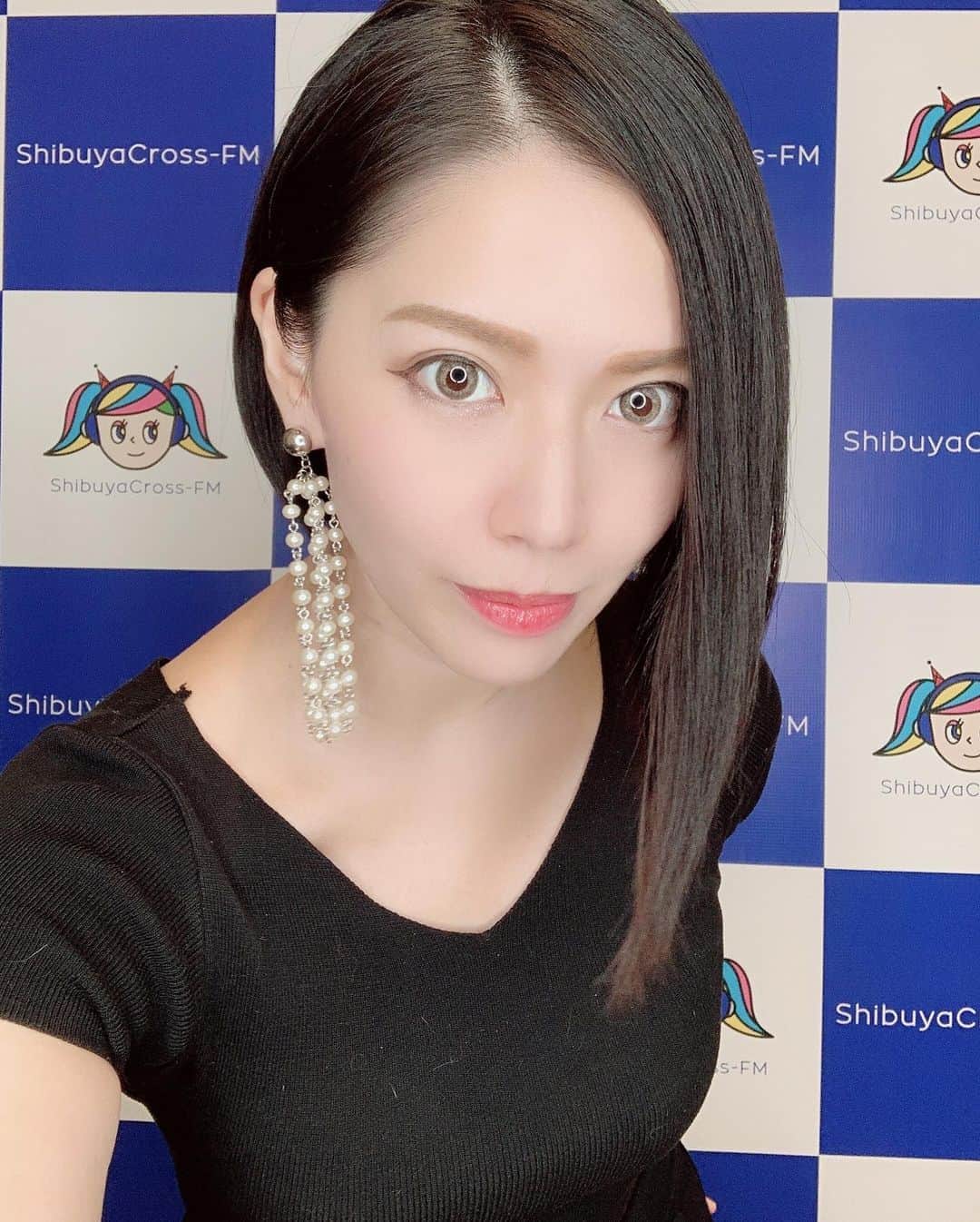 ERYさんのインスタグラム写真 - (ERYInstagram)「久々の渋谷クロスFM！ありがとうございました！！ MCの桜井奈々さんと安藤実紗さん、お二人とも本当に素敵で話も盛り上がりすぎました。 奈々さんにお会いするのは久々、実紗さんははじめましてだったのですが、一瞬で打ち解けて時間が足りなかったです。笑 ゲスト側の席は初めてで新鮮でした！ 3枚目は、控え室に以前はなかった自撮り用ライトが設置されていてめちゃくちゃ盛れるとの事だったので撮ってみたものです。 確かにめちゃくちゃ盛れましたが、服についているゴミまで丸見えになっておりました。笑 #渋谷女子企画 #渋谷クロスFM #安藤実紗 さん #桜井奈々 さん #ERY #自撮りライト #服のゴミ」8月22日 19時09分 - bass_ery